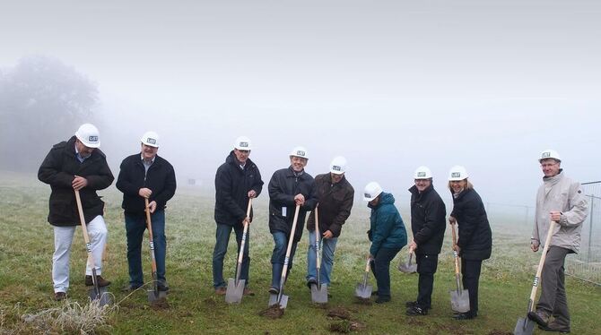 Spatenstich im Nebel: großer Aufmarsch für ein Projekt, von dem man nachher nicht viel sehen wird. FOTO: TRINKHAUS