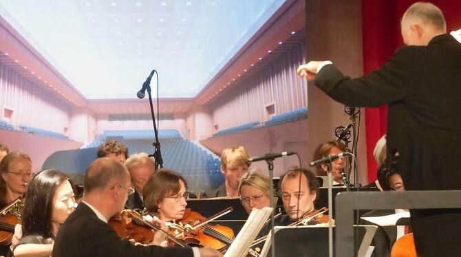 Testlauf: Im Juli hat die Philharmonie in der Stadthalle gespielt - allerdings noch im Rohbau. ARCHIVFOTO: TRINKHAUS