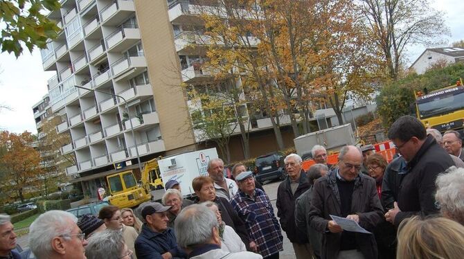 »Weg am Eselspielplatz ungestreut!«: Neugreuth-Bewohner sagen und zeigen OB Dr. Ulrich Fiedler, wo es hapert. FOTO: PFISTERER