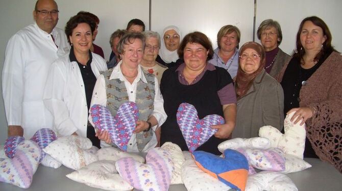 Handarbeit, die hilft: Frauen der multikulturellen Reutlinger Patchwork-Gruppe haben Herzkissen für Brustkrebspatientinnen gefer