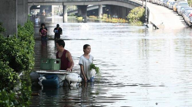 In Bangkok sollen einige Straßen aufgerissen und zu Flutkanälen gemacht werden. Foto: Narong Sangnak