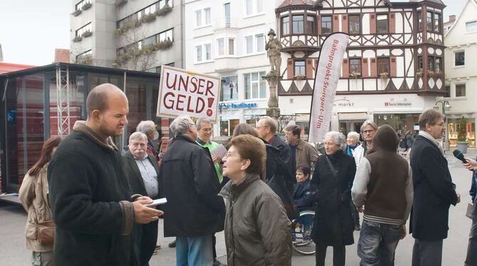 Information und vor allem viel Diskussion in und am rollenden Info-Mobil: Bis 18 Uhr steht das Fahrzeug heute auf dem Marktplatz