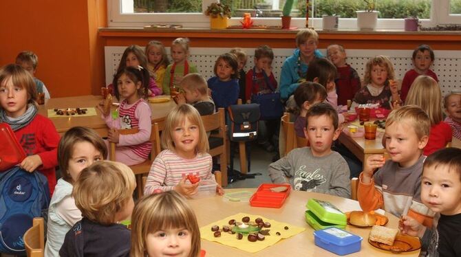 Vesperstunde im Kindergarten Würtingen. Ab 2012 übernimmt die Gemeinde St. Johann die Trägerschaft für die Einrichtung. FOTO: BA