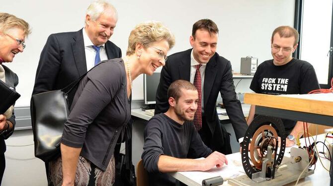 Stippvisite im frisch sanierten Labor der Technik-Fakultät: Hochschul-Präsident Peter Nieß, Oberbürgermeisterin Barbara Bosch un