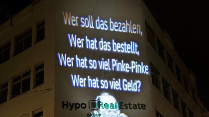 Gute Frage: Lichtprojektion des Künstlers Oliver Bienkowski an der Fassade der Hypo Real Estate in München. Archivfoto: Andre