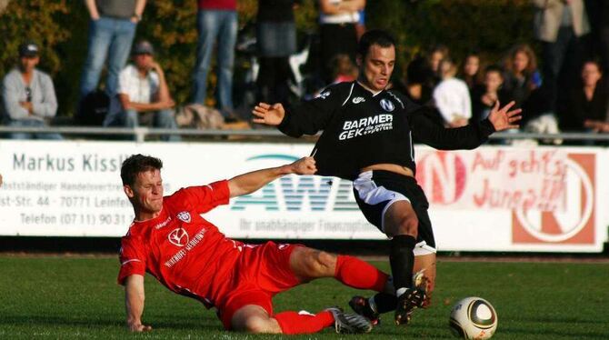 Am Boden: Andreas Rill und der SSV Reutlingen warten weiter auf den ersten Auswärts-Saisonsieg. Rechts: Der Gmünder Ertac Seskir