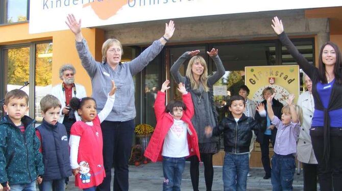 Kinder und Erzieherinnen bei der Eröffnung des Kinderhauses. FOTO: TBÖ