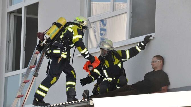 Damit im Ernstfall, wo Menschen bei Bränden in großer Gefahr sein können, jeder Handgriff sitzt, hat die Ofterdinger Feuerwehr g