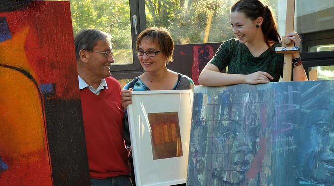 Eine kreative Familie: Paul Ludwig Dolmetsch, Susanne Dolmetsch-Stoll und Pia Stoll stellen im Reutlinger Klinikum ihre Kunstwer