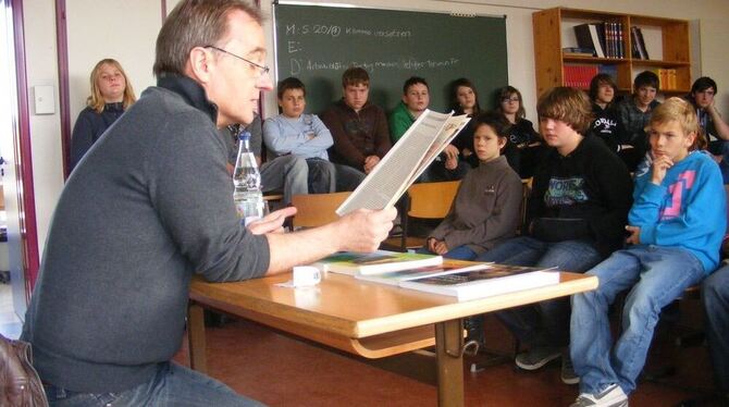 Wolfgang Kirschner aus Tübingen liest aus seinen Kinder- und Jugendbüchern. Wie ein Buch entsteht, erfuhren die Walddorfhäslache