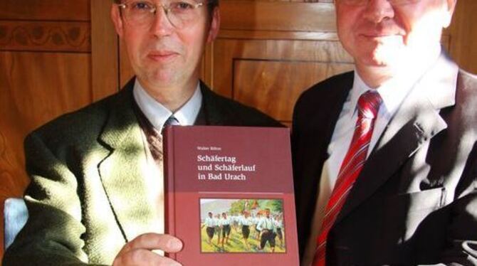 Kulturamtsleiter Thomas Braun (links) und Bürgermeister Elmar Rebmann mit dem Buch zum Schäferlauf. FOTO: PK