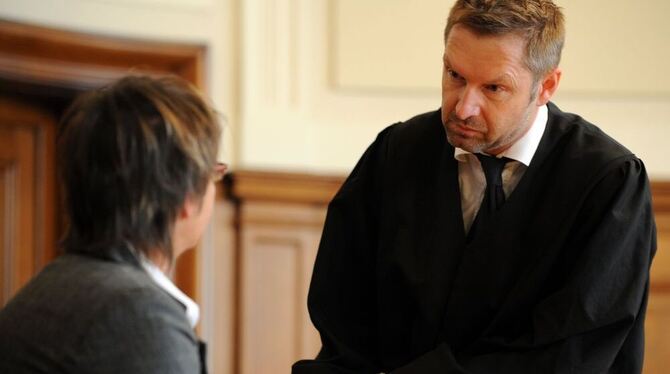 Die 48-jährige Krankenschwester Cornelia V. spricht am Freitag im Sitzungssaal im Landgericht in Rottweil mit ihrem Rechtsanwalt Die 48-jährige Krankenschwester Cornelia V. spricht am Freitag im Sitzungssaal im Landgericht in Rottweil mit ihrem Rechtsanwalt