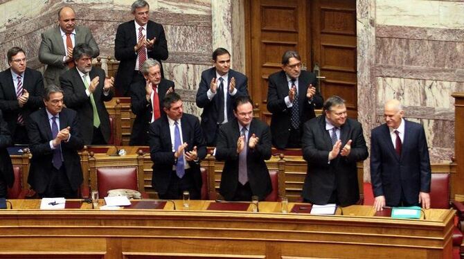 Papandreous Minister applaudieren dem Ministerpräsidenten (r). Foto: Alexandros Vlachos