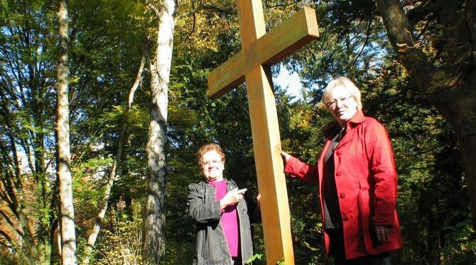 Edeltraut Stiedl (rechts) und Barbara Käsmann sind wie andere Igeloh-Mitglieder auch für Gedenktafeln auf dem Friedhof. GEA-FOTO