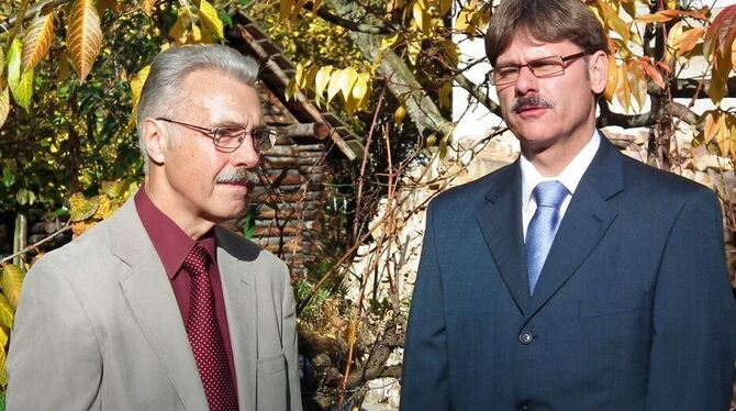 Stabwechsel im Landratsamt: Der neue und hauptamtliche Kreisbrandmeister Wolfram Auch (rechts) folgt Walter Herrmann nach, der i