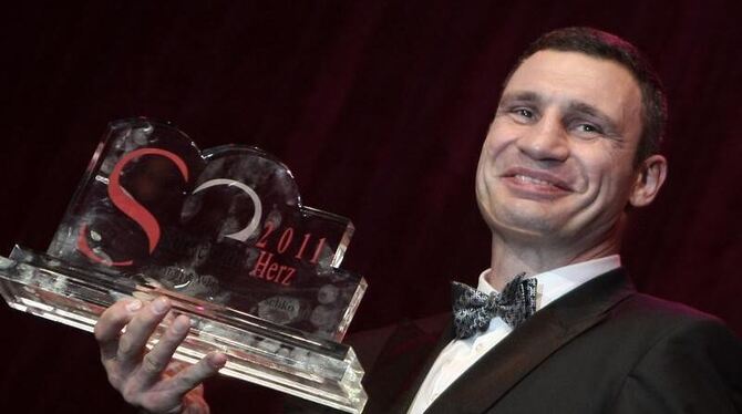 Vitali Klitschko nimmt die Auszeichnung für sich und seinen nicht anwesenden Bruder entgegen. Foto: Fredrik von Erichsen