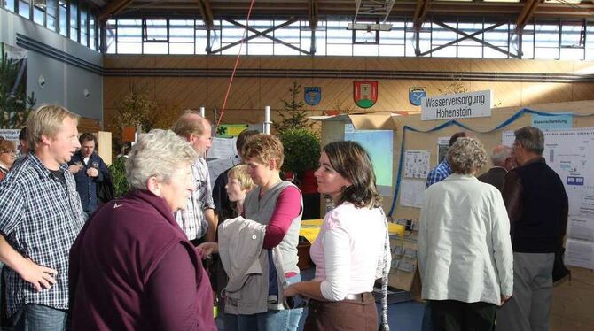 Lebhafte Diskussionen zu allen möglichen Themen in der Hohensteinhalle, dazu gab es viele Informationen für Groß und Klein. FOTO