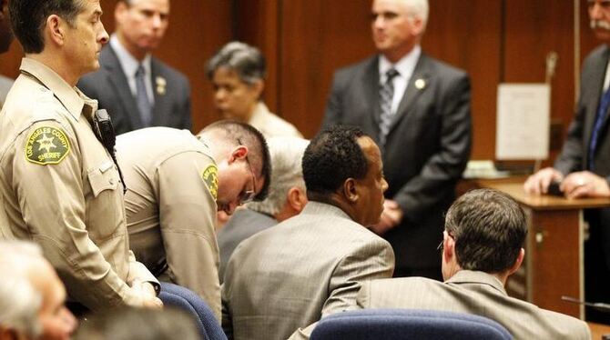 Conrad Murray wird in Gewahrsam genommen. Foto: Al Seib