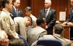 Conrad Murray wird in Gewahrsam genommen. Foto: Al Seib