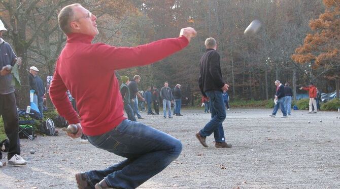 Das geht erkennbar in die Oberschenkel. Viel wichtiger als Kraft ist beim Pétanque aber das Gefühl für die Metallkugel. FOTO: WA