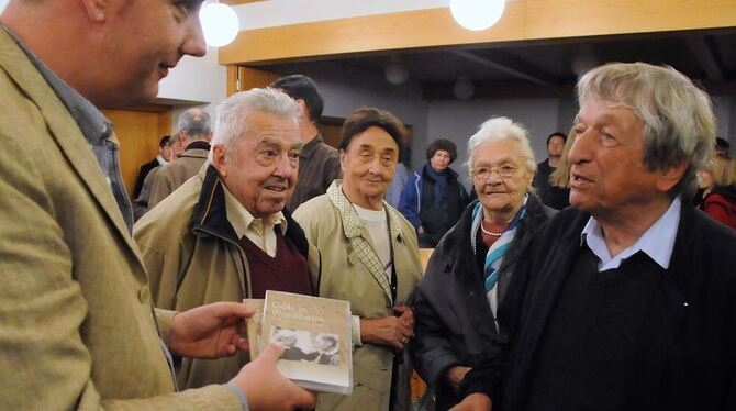 Überreichung des Films als DVD von Regisseur Volker Schubert an Heiner Gölz.  GEA-FOTO: MEYER