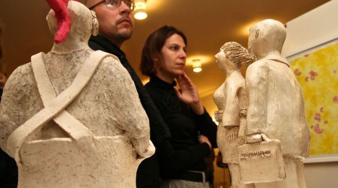 Auch das sind Gegensätze: Die Einen schauen nach links, die Anderen nach rechts bei der Ausstellung im Schloss. FOTO: HAMMER