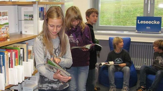 Neuer Treffpunkt: die ausgebaute Schülerbücherei der Großengstinger Freibühlschule. FOTO: GROSS