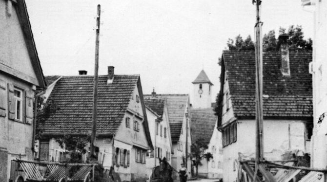 Die Bolbergstraße in einer alten Aufnahme. Die Häuser und der Turm sind verputzt.