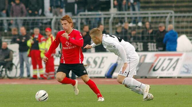 Szene aus dem Ulm-Spiel: Auf Marc Golinski (links) und seine Teamkollegen wartet bereits das nächste Derby gegen Balingen. FOTO: