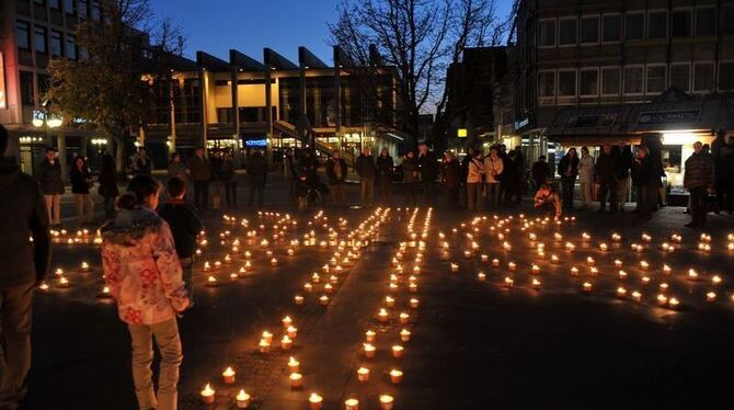 Mit einem Lichtermehr auf dem Reutlinger Marktplatz machte Caritas auf soziale Missstände in Bolivien aufmerksam.