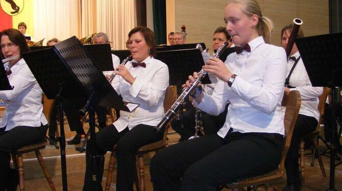 Zwei Vereine und 130 Musiker spielten am späten Sonntagnachmittag in der Gemeindehalle in Walddorfhäslach.FOTO: TBÖ