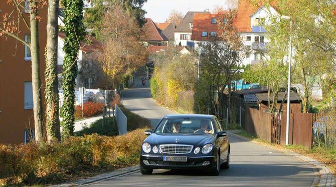 Schmale Straße ohne Gehsteige: Der Ortsweg 120 bleibt trotzdem offen. GEA- FOTO: RH