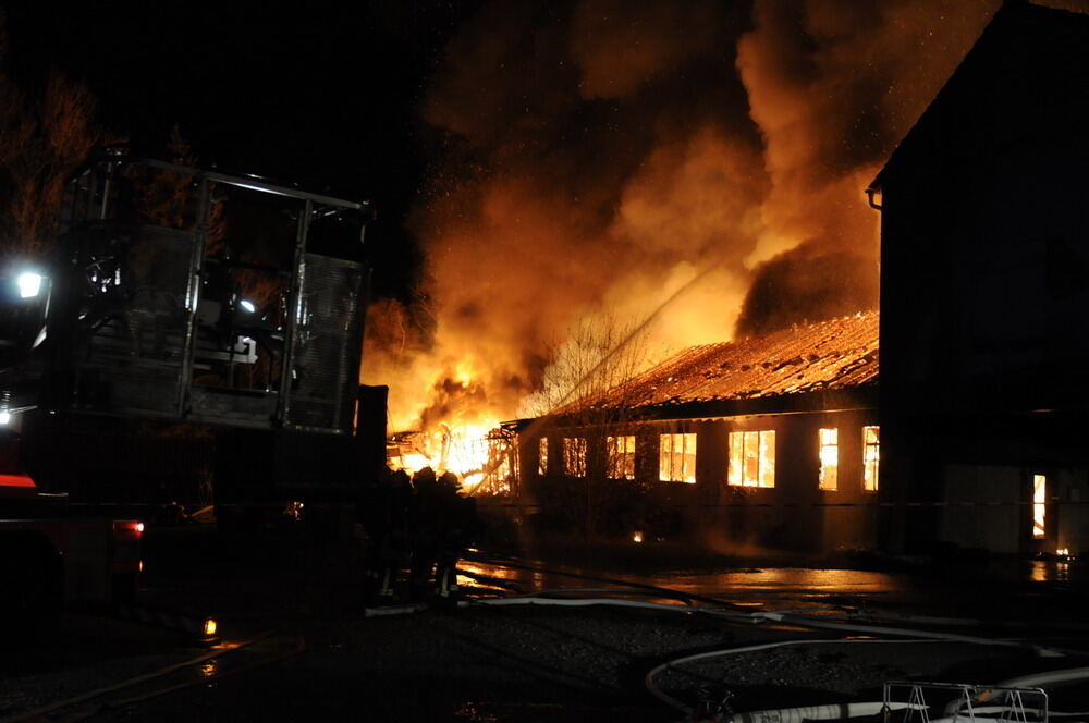 Großbrand in Ofterdinger Lagerhalle 2011