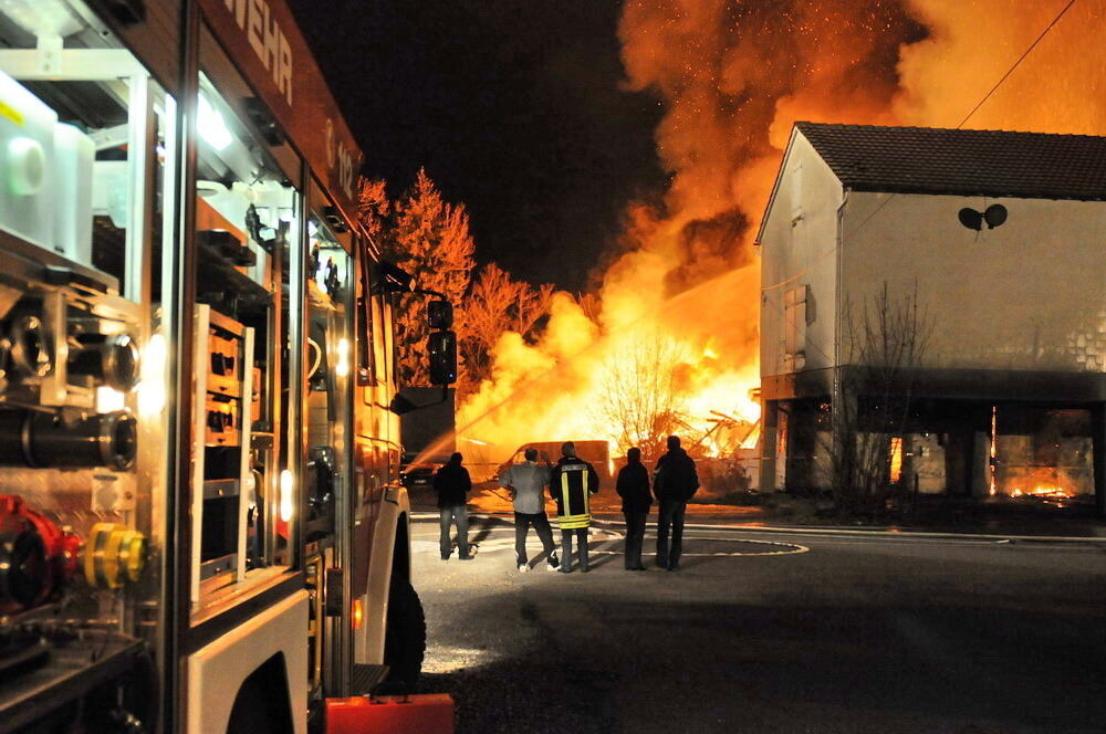 Großbrand in Ofterdinger Lagerhalle 2011