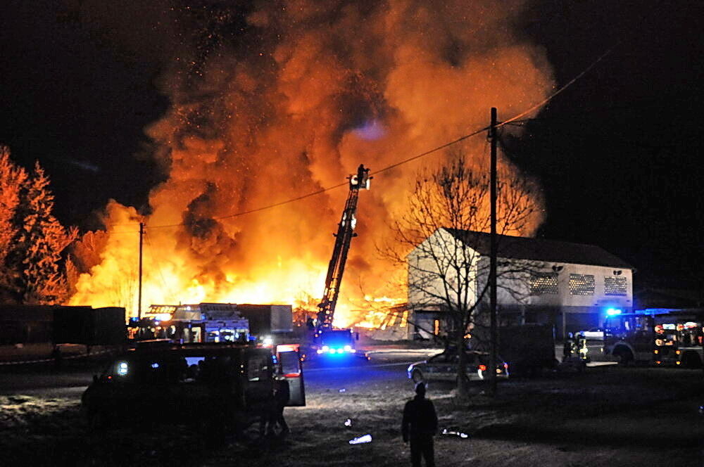 Großbrand in Ofterdinger Lagerhalle 2011