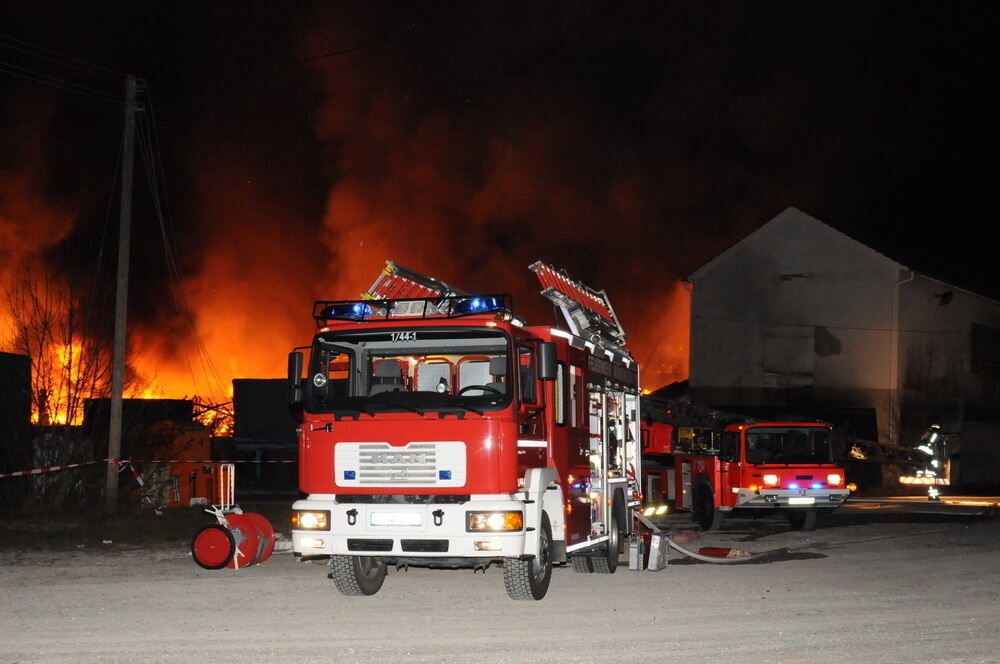 Großbrand in Ofterdinger Lagerhalle 2011