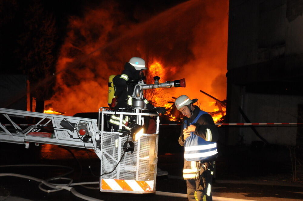 Großbrand in Ofterdinger Lagerhalle 2011