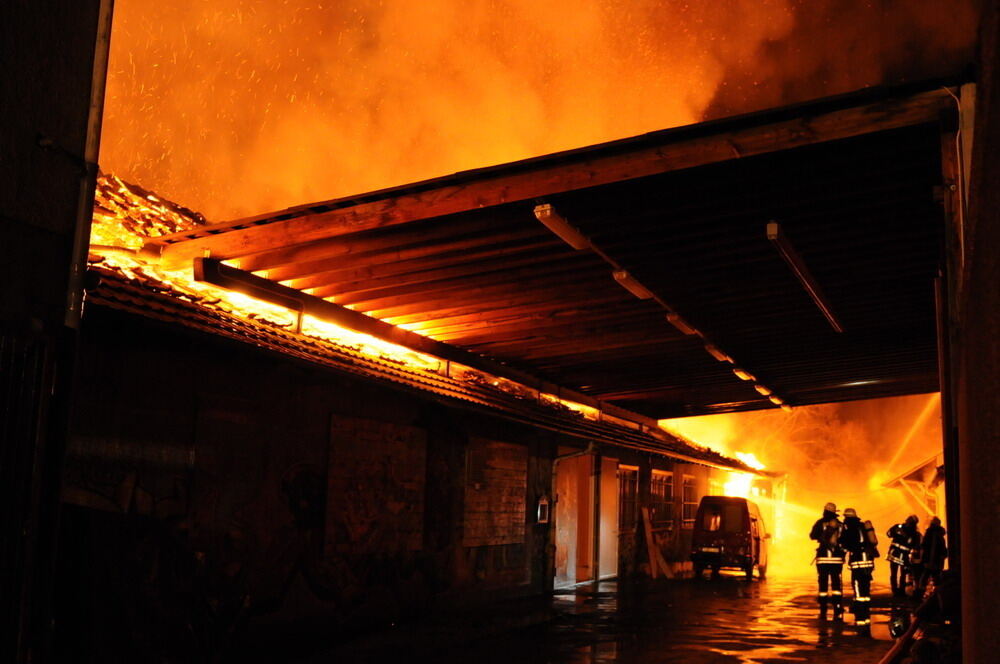 Großbrand in Ofterdinger Lagerhalle 2011