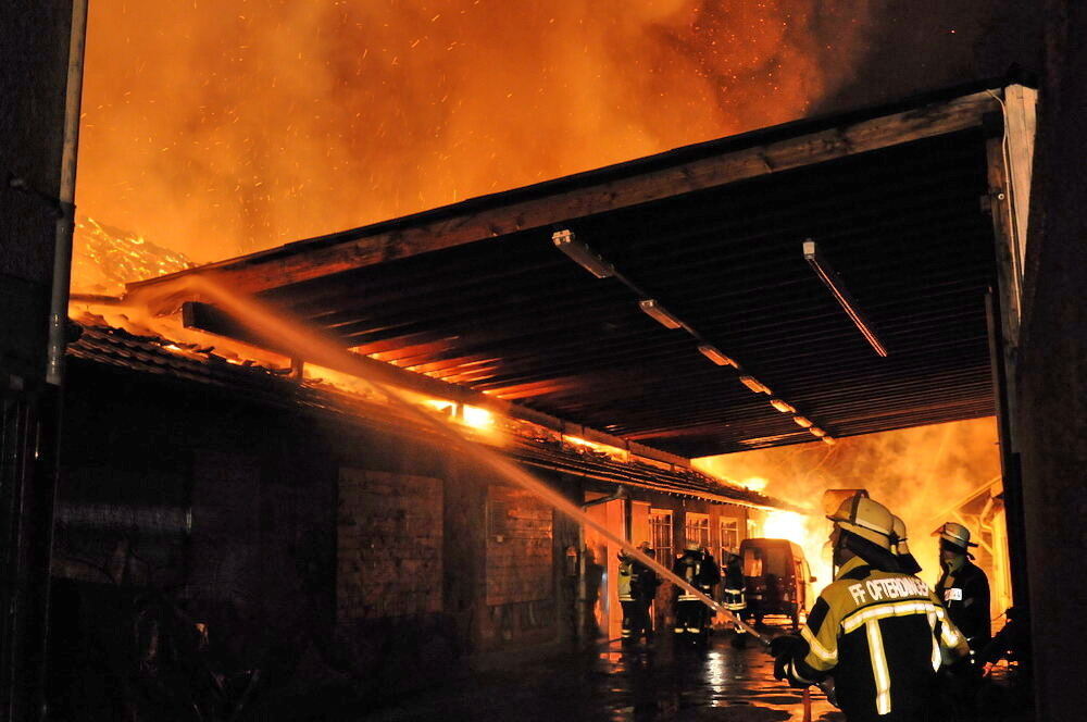 Großbrand in Ofterdinger Lagerhalle 2011