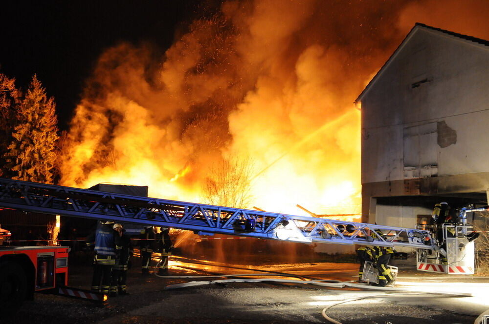 Großbrand in Ofterdinger Lagerhalle 2011