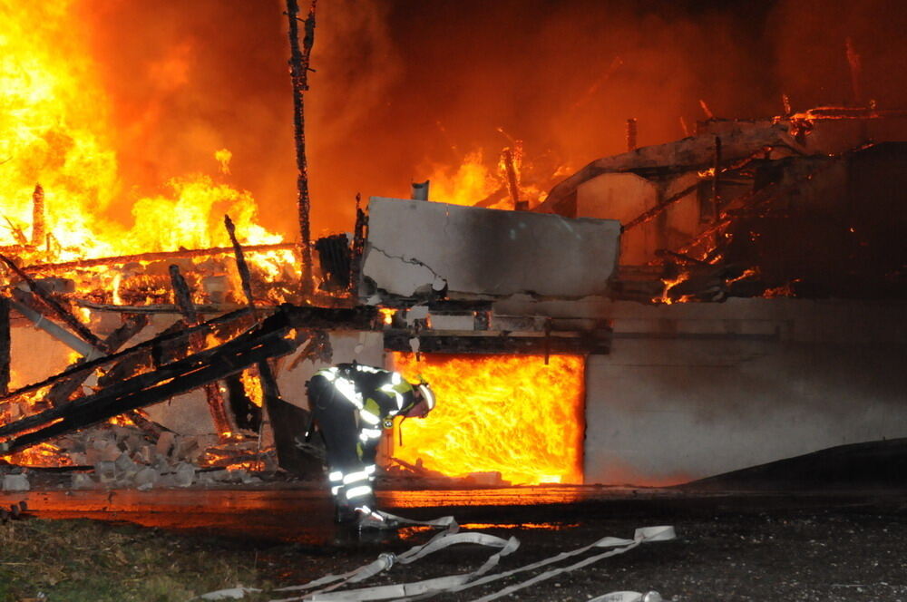 Großbrand in Ofterdinger Lagerhalle 2011