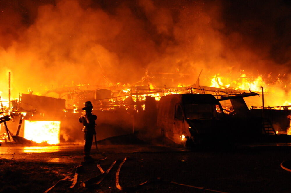 Großbrand in Ofterdinger Lagerhalle 2011