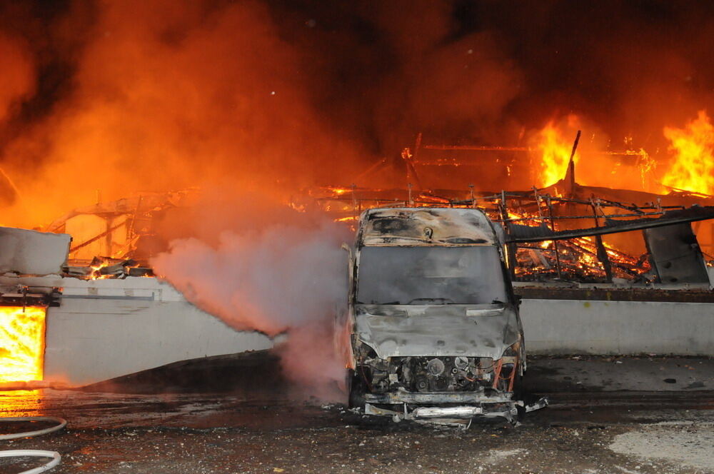 Großbrand in Ofterdinger Lagerhalle 2011