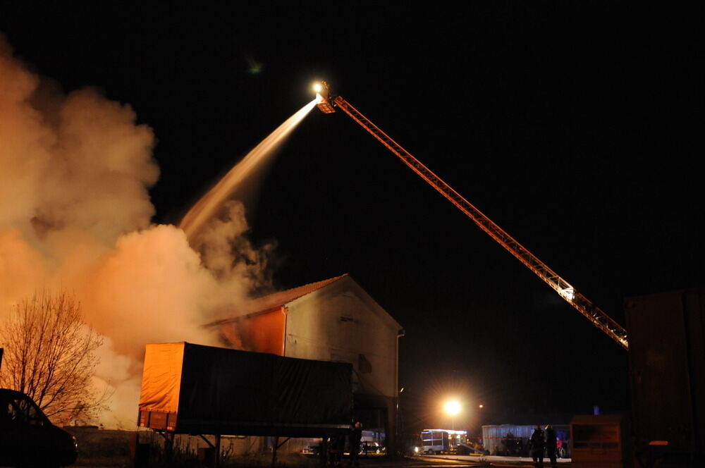 Großbrand in Ofterdinger Lagerhalle 2011