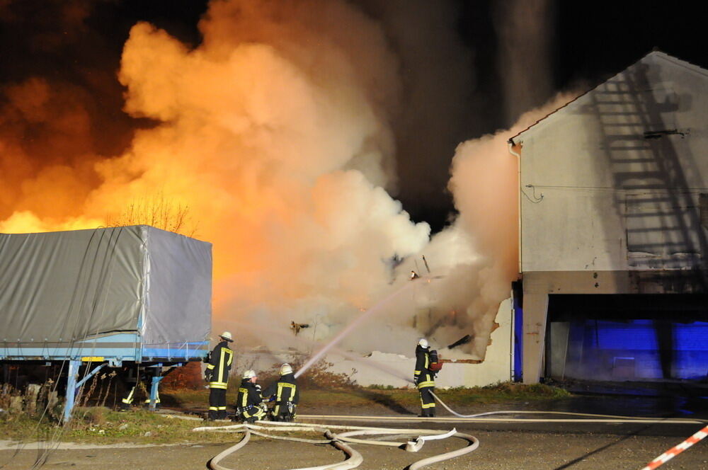 Großbrand in Ofterdinger Lagerhalle 2011