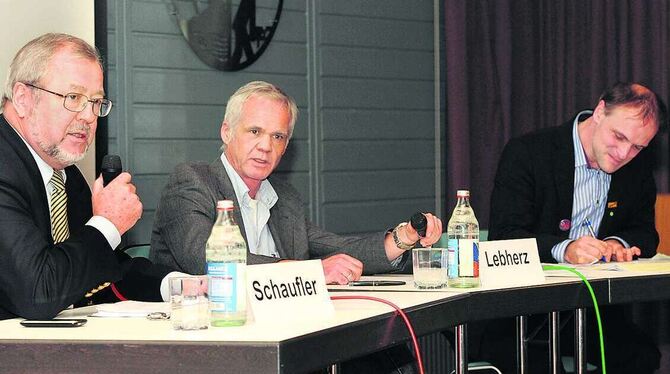 Im Bann des Rededuells: Der Saal im Pfullinger Feuerwehrhaus war gestern Abend gut besetzt, als Hermann Schaufler (links) und Th