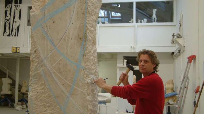 Jonas Balena bearbeitet im Bildhaueratelier in der Hohe Straße gerade einen Vier-Tonnen-Stein zum Thema »Lebenslinien«. FOTO: KA