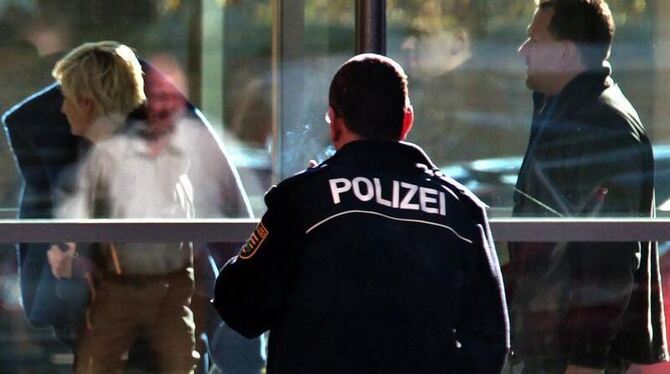 Polizisten führen die 36-jährige Beate Z. aus einem Gebäude der Staatsanwaltschaft Zwickau. Foto: Jan Woitas