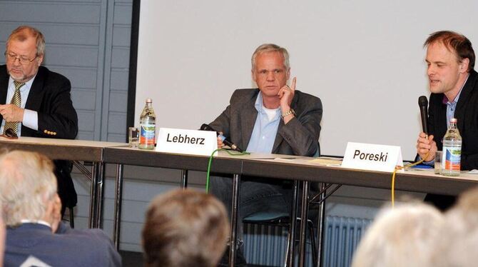 »Streithähne« auf dem Podium: Hermann Schaufler (links) macht sich Notizen zu den Ausführungen von Thomas Poreski (rechts), der