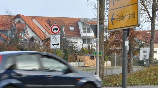 Brummis müssen draußen bleiben. In Bästenhardt gibt es ein Durchfahrtverbot für Lkw. GEA-FOTO: MEYER